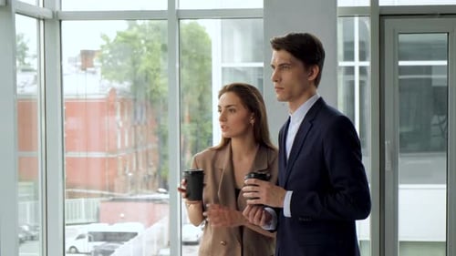 Geschäftsteam interagiert während einer Kaffeepause im Büro. Erfolgreich glücklich professionell