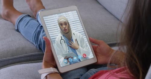 Mujer hablando en videoconferencia en su tableta digital