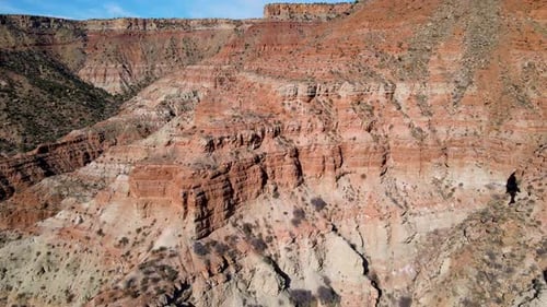 Toma aérea de las increíbles formaciones rocosas en el sur de Utah.