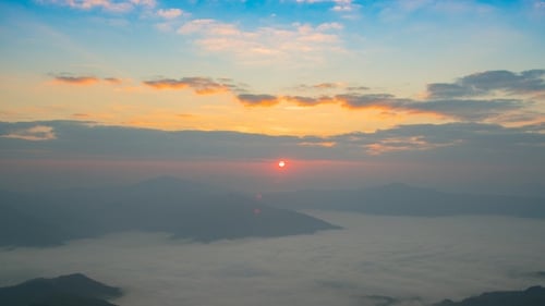 Nascer do sol sobre a montanha