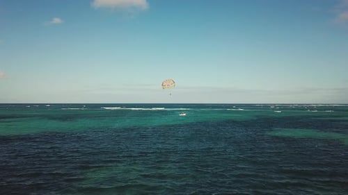 Parasailing im Meer