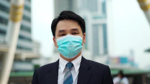 business man with medical mask during coronavirus (covid-19) pandemic in the city