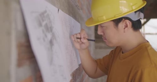 Man dankt und zeichnet Diagramm zukünftiger Gebäude an der Wand