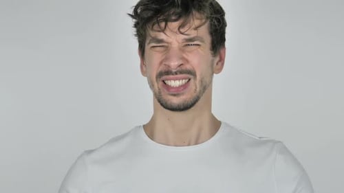 Porträt eines schreienden jungen Gelegenheitsmanns, der verrückt wird weißer Hintergrund