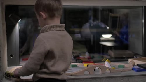 Criança brincando com brinquedos em casa