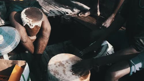 Grupo de africanos locales tocando la batería en un tradicional barco de dhow en Trip Zanzíbar