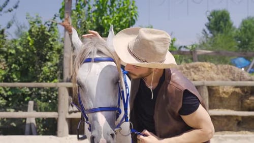 El hombre que ama la melena de su caballo blanco.