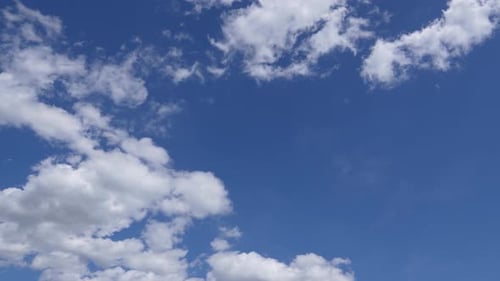 Weiße Wolken am blauen Himmel 05