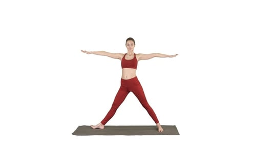 Frau praktiziert Yoga stehend im erweiterten Seitenwinkel