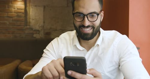 Geschäftsmann nutzt Smartphone-Anwendung