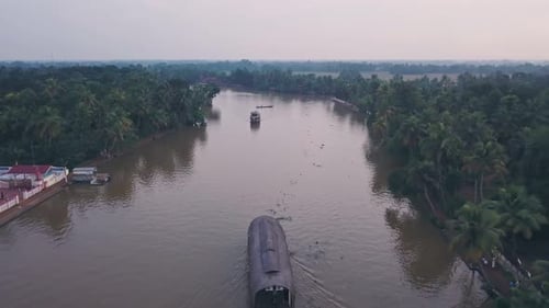 Recorrido en casa flotante por los remansos de Kerala en Alleppey, India. Vista aérea de un Zumbido