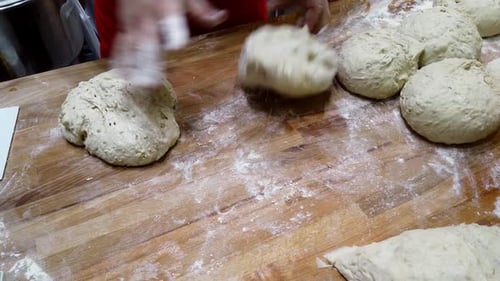 Baker bereitet den Teig gemäß den technologischen Karten in der Bäckerei zu