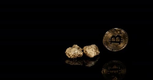 goldene Nuggets und Bitcoins auf schwarzem Hintergrund, Zeitlupe 4K