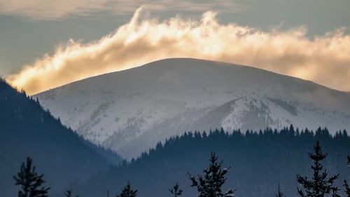 Wolken über verschneiten Alpengipfeln in der Natur der Winterberge