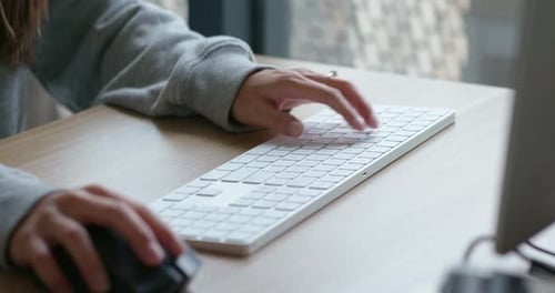 Frauentyp auf Desktop-Computer