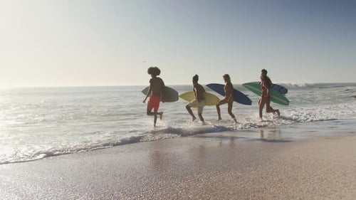 Des amis prêts à surfer