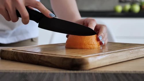 Ansicht des Schneidens von Orange mit Messer schneiden Scheibe von Orange