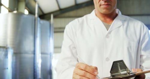 Techniker bereitet einen Bericht vor