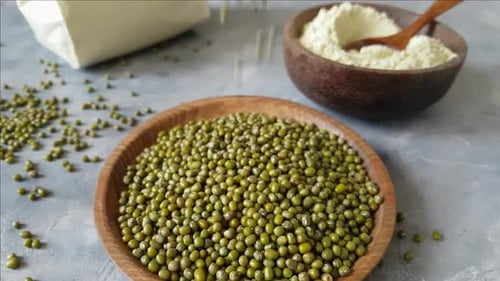 Frijoles mungo, granos y harina en tazones, de cerca
