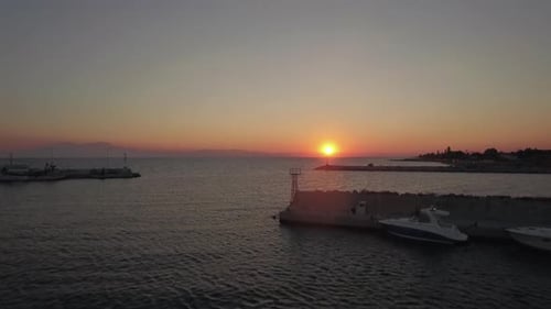 - Escena aérea del muelle y el mar al atardecer