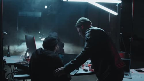 Hackers cometendo crimes cibernéticos em Dark Hideout