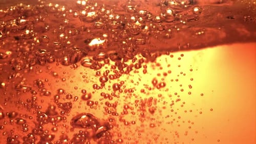 Frischbier in Superzeitlupe mit Luftblasen
