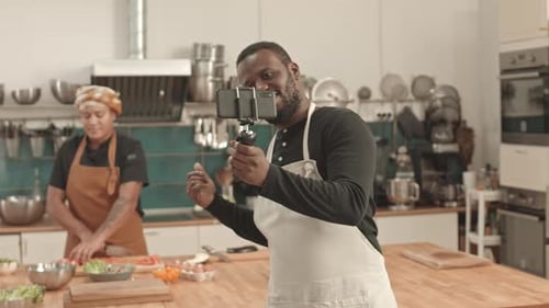 Un chef masculin fait du vlogging sur son lieu