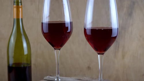 Zwei Gläser Rotwein im Weinkeller