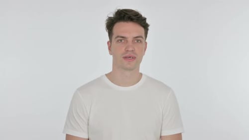 Junger Mann lächelt auf weißem Hintergrund