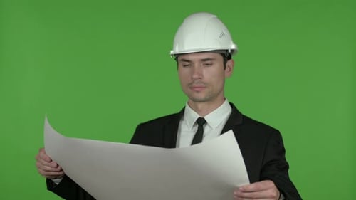 Junger Ingenieur liest Blueprint, Chroma Key