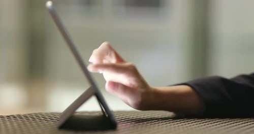 Fingertippen auf Tablet-Computer