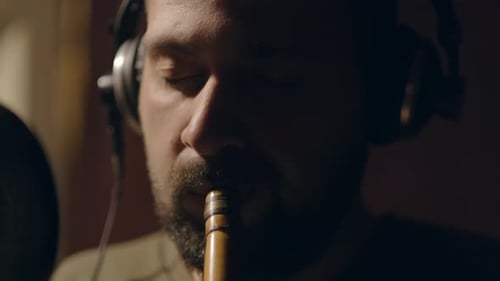 Musiker spielt auf Holzflöte
