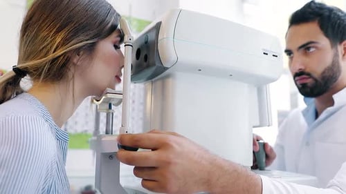 Sehtest. Optiker testet das Sehvermögen von Frauen
an modernen Geräten
