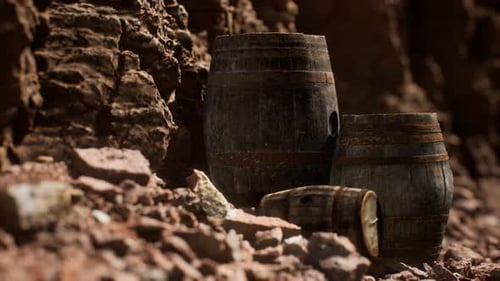 Velhos barris de vinho vintage de madeira perto de Stone Wall em Canyon
