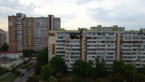 Vista aérea de un edificio antiguo, con apartamentos quemados, en una zona pobre de barrios marginales de Kiev, día nublado,