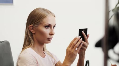Schöne Frau Make-up Posing Vorderspiegel Beauty Girl Portrait Augen