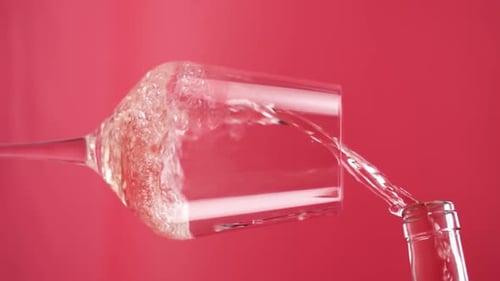 Vídeo vertical, primer plano: el vino tinto se vierte en un vaso