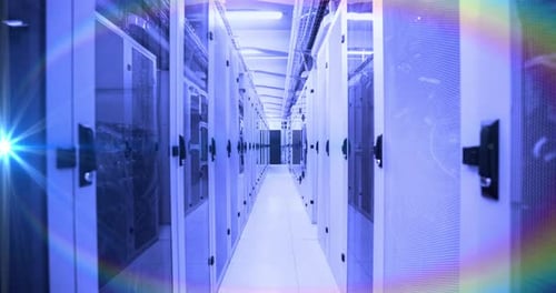 Computerserver in einem Serverraum mit leuchtenden Lichtern