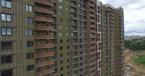 Ein halbfertiges mehrstöckiges Gebäude im Bauprozess