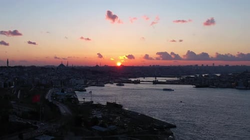 Istanbul-Stadt bei Sonnenuntergang und Goldenes Horn Bay