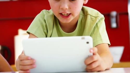 Junge benutzt digitales Tablet in der Küche