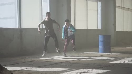 Deux danseurs à succès dansent Breakdance