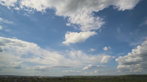 Imágenes de Time Lapse de nubes blancas hinchadas en movimiento rápido en el cielo azul claro sobre el área rural