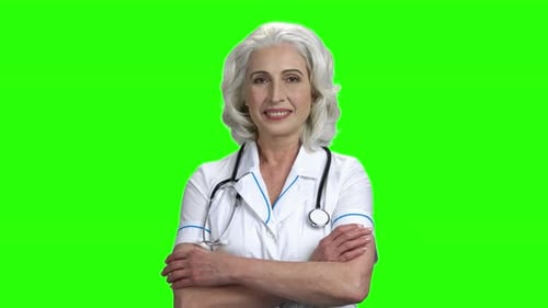 Linda médica médica mulher na tela verde
