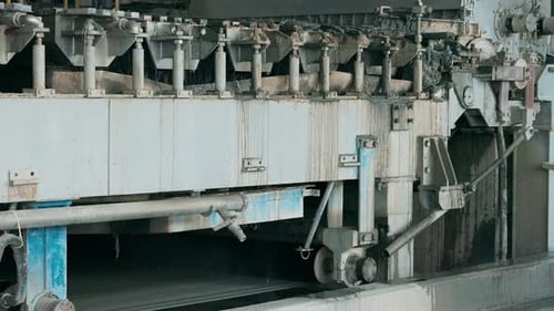 Produktionsanlagen stellen Papiermaschinenschächte in der Papierfabrik her