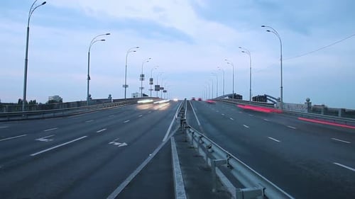 Timelapse de la jonction routière de l'autoroute, les véhicules urbains passent les lumières allumées