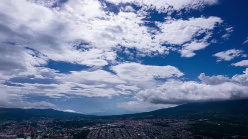 180 Hyperlapse Paysage urbain Ciel bleu et volcan