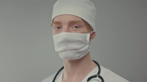 Gesicht des jungen Arztes in weißem Hut