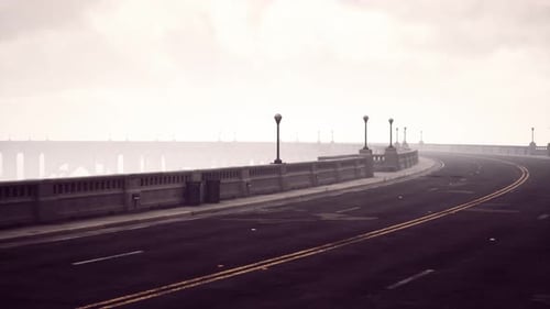 Ponte longa em Nevoeiro Nebuloso