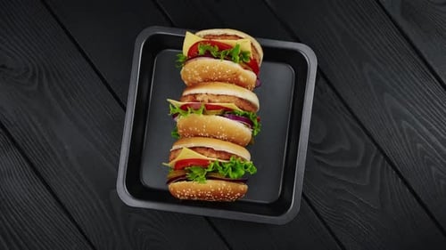 Vegetarische Burger auf schwarzem Hintergrund